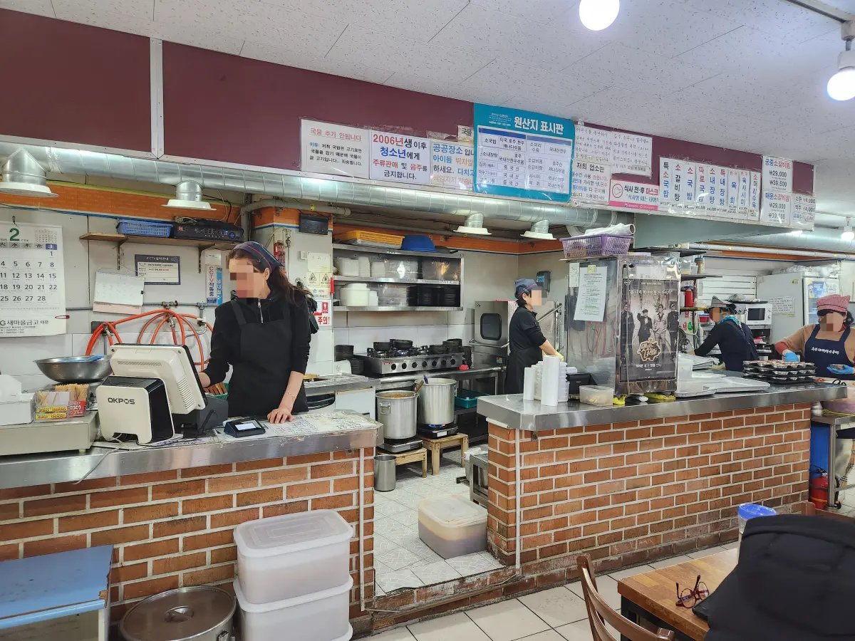 대전-성심당-근처-맛집-태평소국밥-분주한-오픈-주방