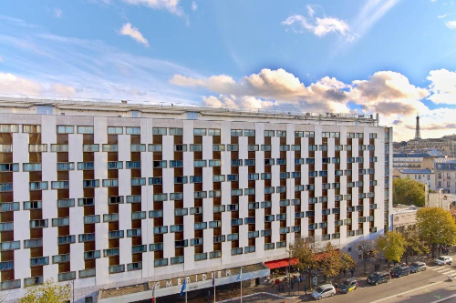 르 메르디앙 파리 에투알 (Le Méridien Etoile Paris): 현대 프랑스 미술가들과의 협력으로 객실과 로비를 꾸며 파리의 예술적 감성을 호텔 내에서 그대로 경험할 수 있게 했습니다.