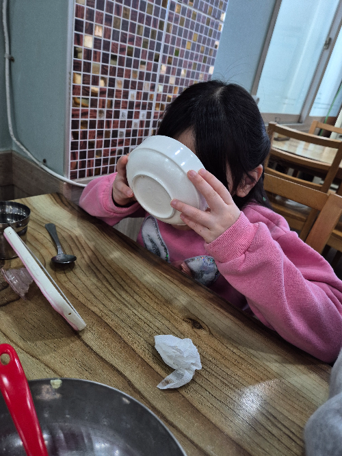 밥먹는아이