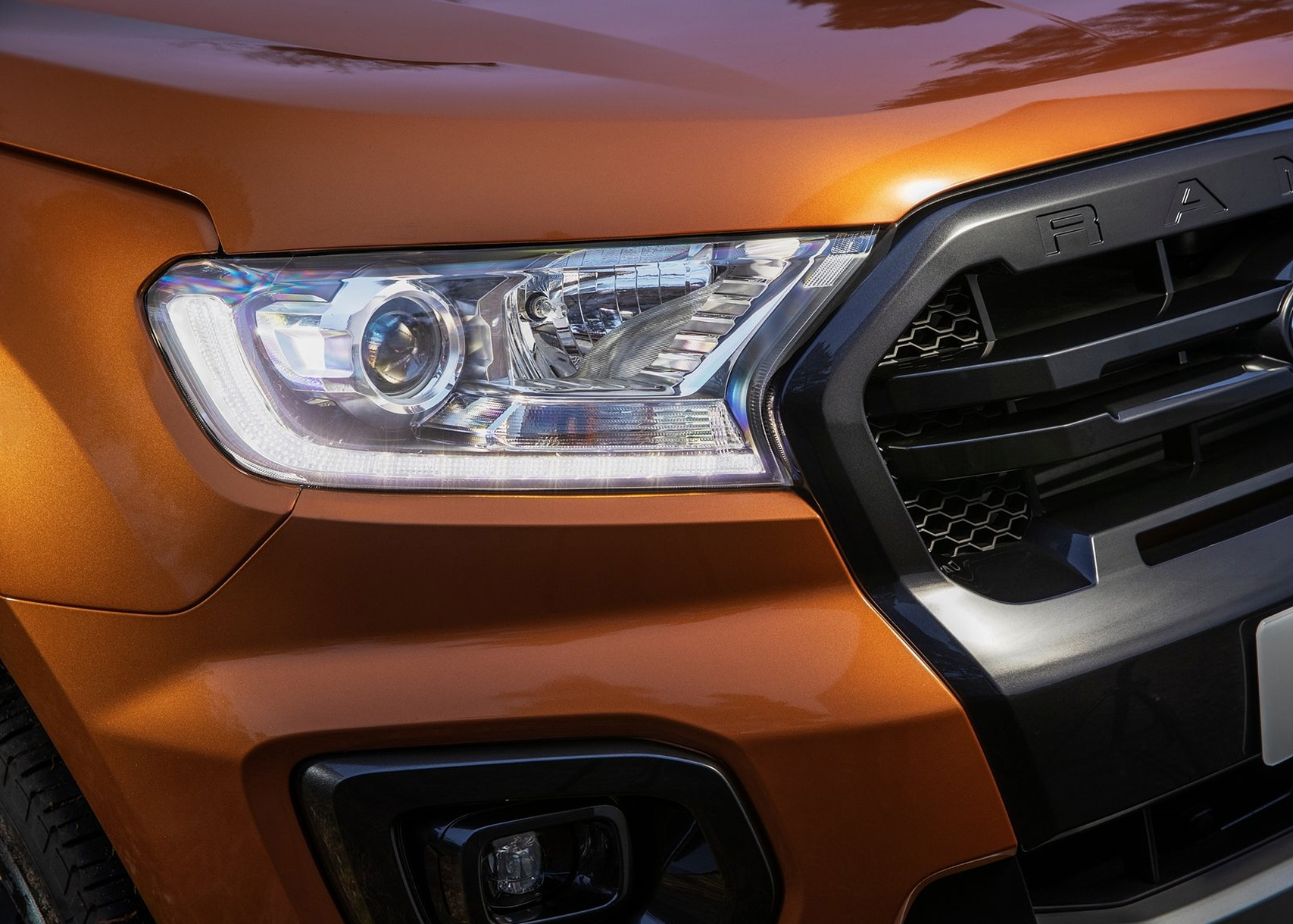 2021년형 포드 레인저 와일드트랙 전면 헤드라이트