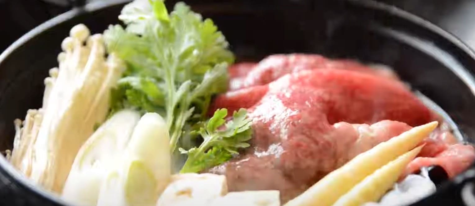 전골에 각종 야채와 소고기가 들어가 있다.