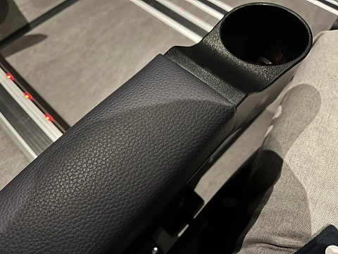 롯데시네마 슈퍼플렉스 상영관 의자 팔 거치대