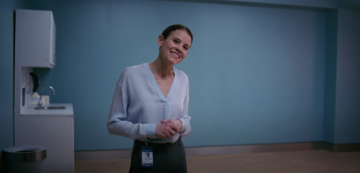 영화스마일_푸른색배경에푸른색옷을입고있는소시베이컨이웃고있다.