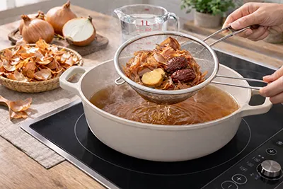 끓인 양파껍질차 양파껍질 체로 거르기