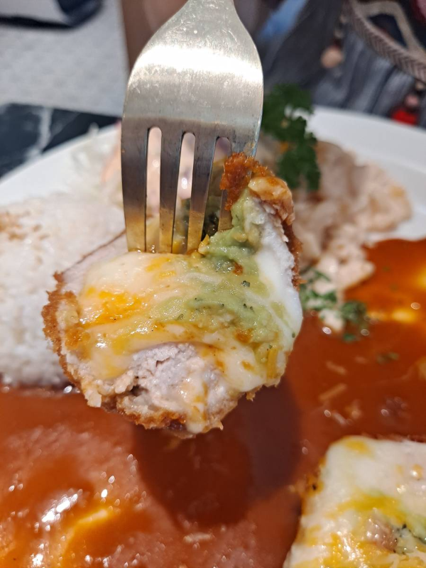 과카몰리 한조각 집다