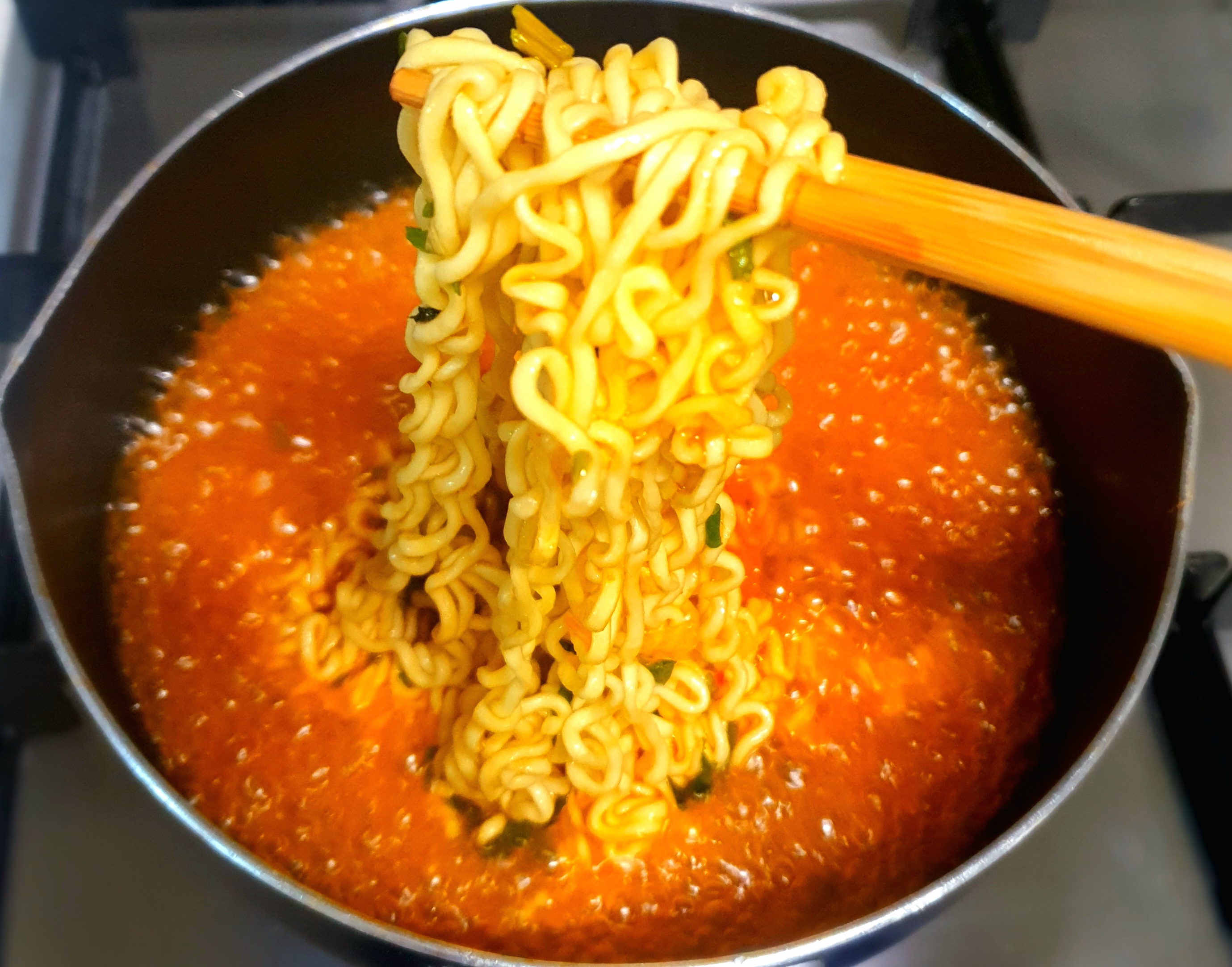 면과-스프를-모두-넣고-끓입니다.