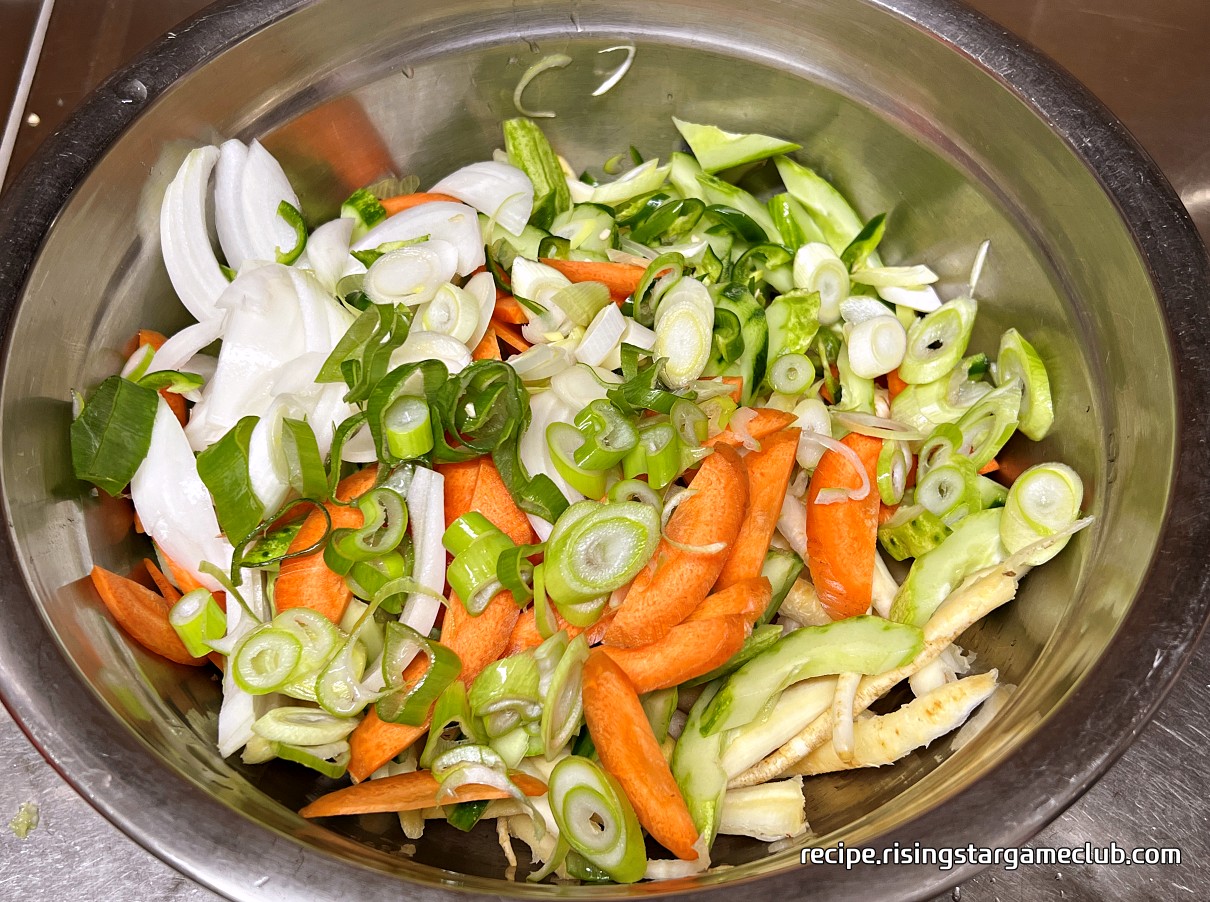 도라지 무침에 들어갈 도라지와 야채를 양푼에 모아놓은 사진