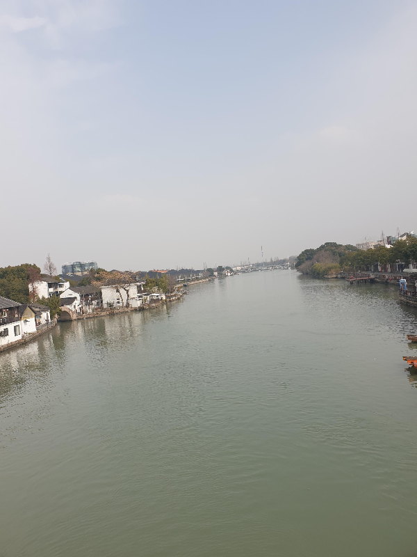 제법 넓은 강 왼쪽에 건물들이 늘어서 있다.