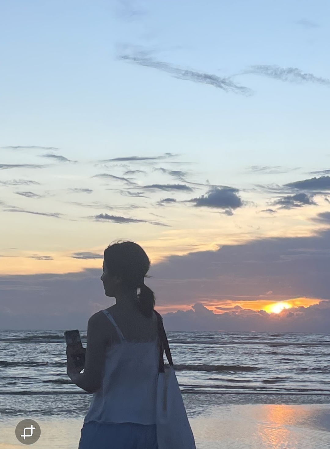 코타키타발루 석양에서 거니는 여자