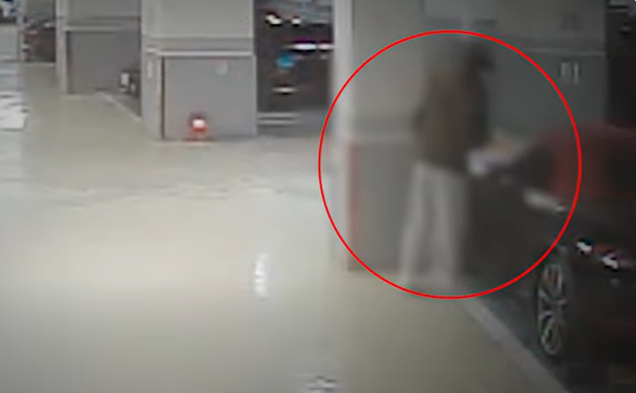 주차장을 돌아다니며 차량에 적힌 개인 연락처를 수집하던 일당이 경찰에 붙잡혔다. [사진=경찰청 유튜브]