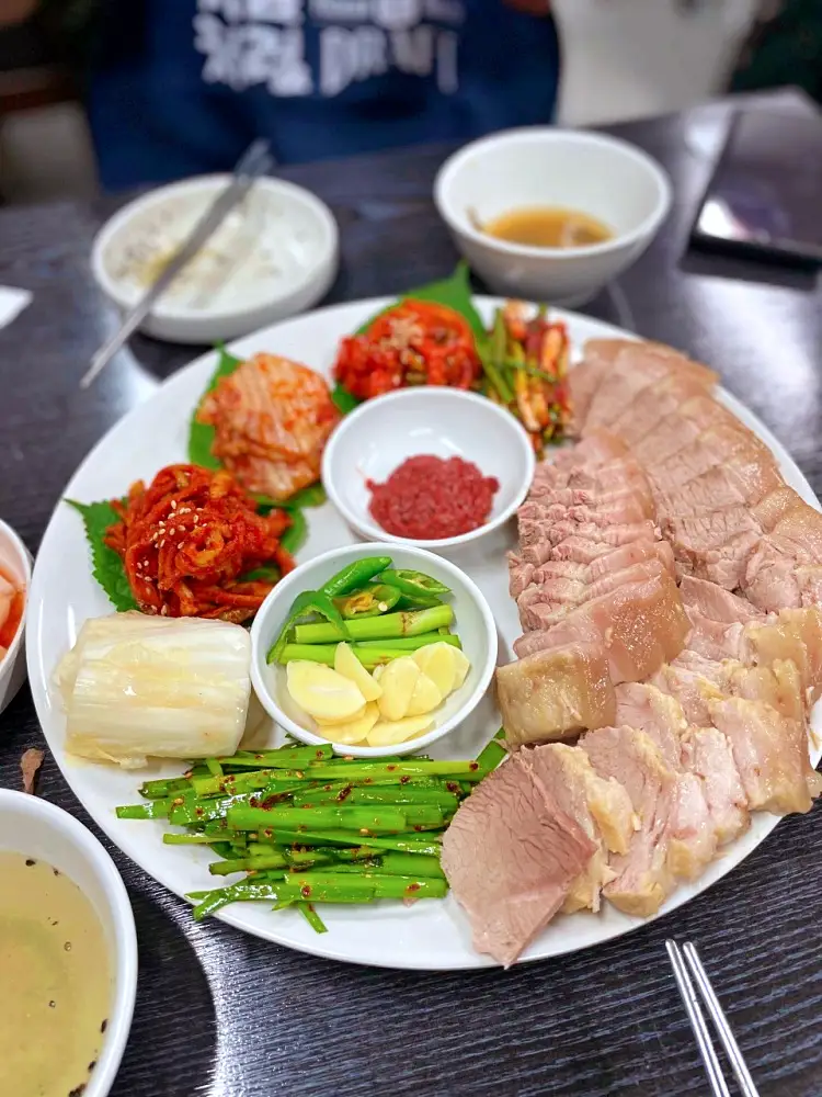 줄서는식당 돼지와 소의 8가지 부위 삶은 수육 제복쟁반, 자가제만 메밀면 직접 짠 들기름 막국수 맛있는 술집 강남역 맛집 소개