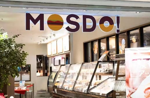 MOSO! 라고 적힌 간판 밑으로 진열대가 있다.