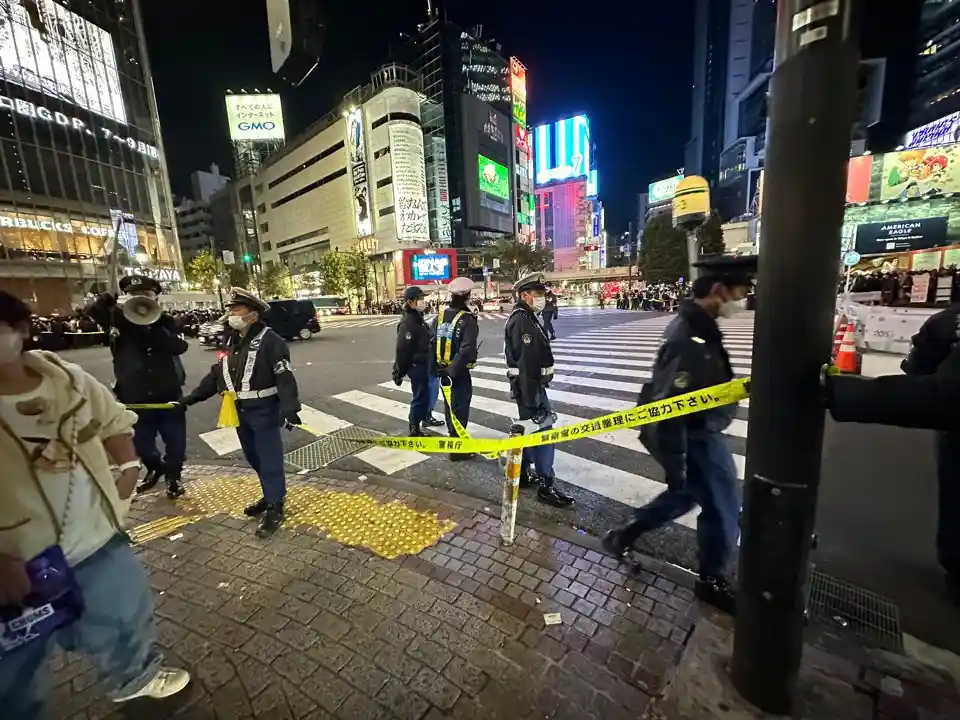 시부야 스크램블 교차점, 일부 방향은 한쪽으로만 통행할 수 있도록 하는 경찰들