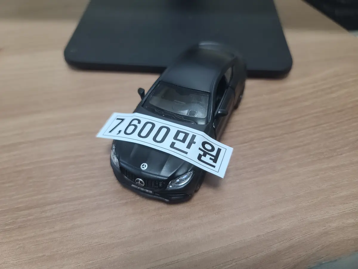 7600만원이라고-적혀있는-벤츠-장난감-자동차