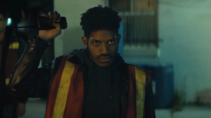 무전기를들고있는캡틴밀타운마틴로치