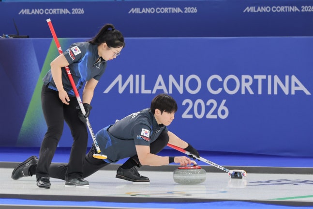 컬링 믹스더블 국가대표 정영석이 5일(현지시간) 이탈리아 코르티나담페초 컬링 올림픽 스타디움에서 열린 밀라노·코르티나 동계올림픽 이탈리아와의 라운드로빈 경기에서 투구하고 있다.