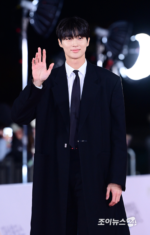 배우 변우석이 24일 오후 서울 영등포구 여의도 KBS홀에서 진행된 제44회 청룡영화상 레드카펫 행사에 참석하고 있다. [사진=정소희 기자]