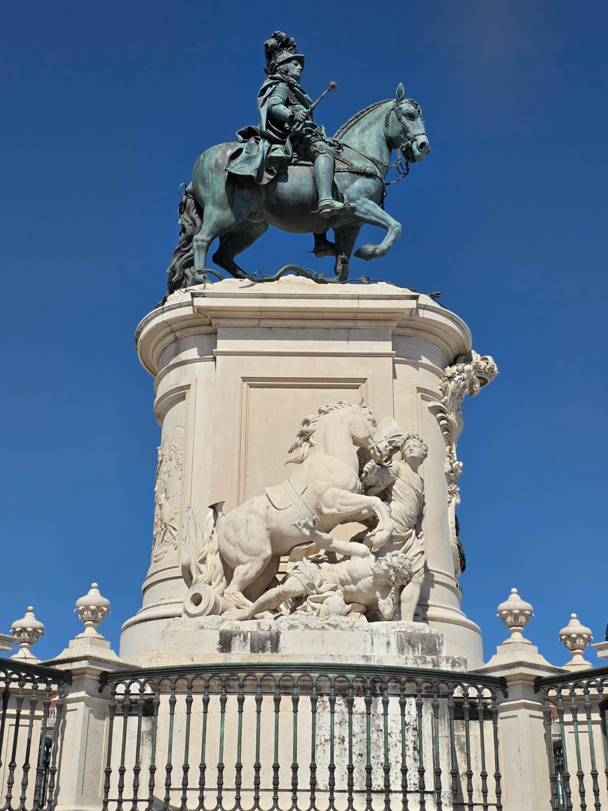 리스본 아우구스타 스트리트 아치 앞에 위치한 King Jose I 기마상&amp;#44; 웅장한 청동 동상