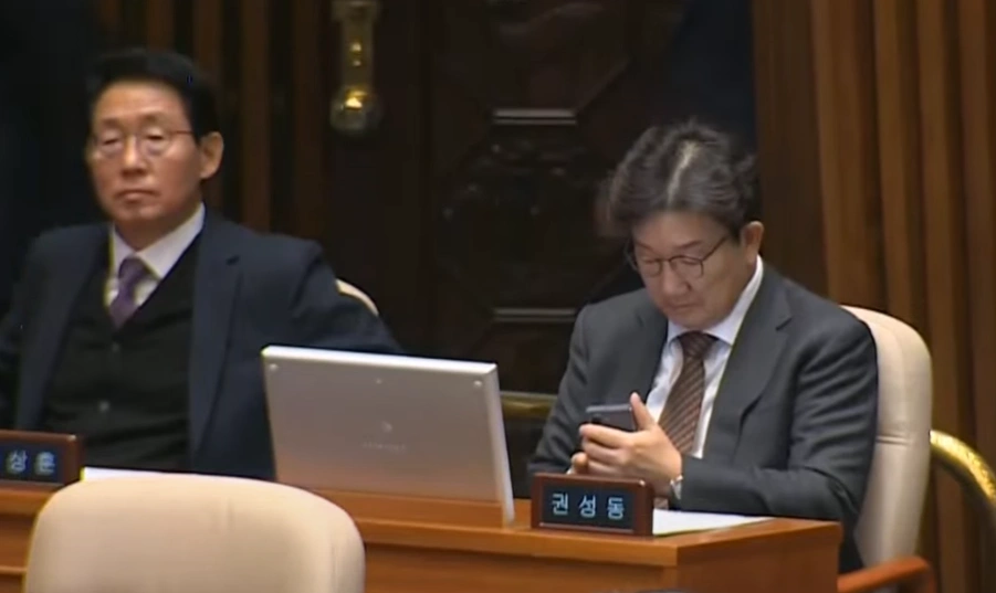 탄핵투표에 참석한 권성동 위원