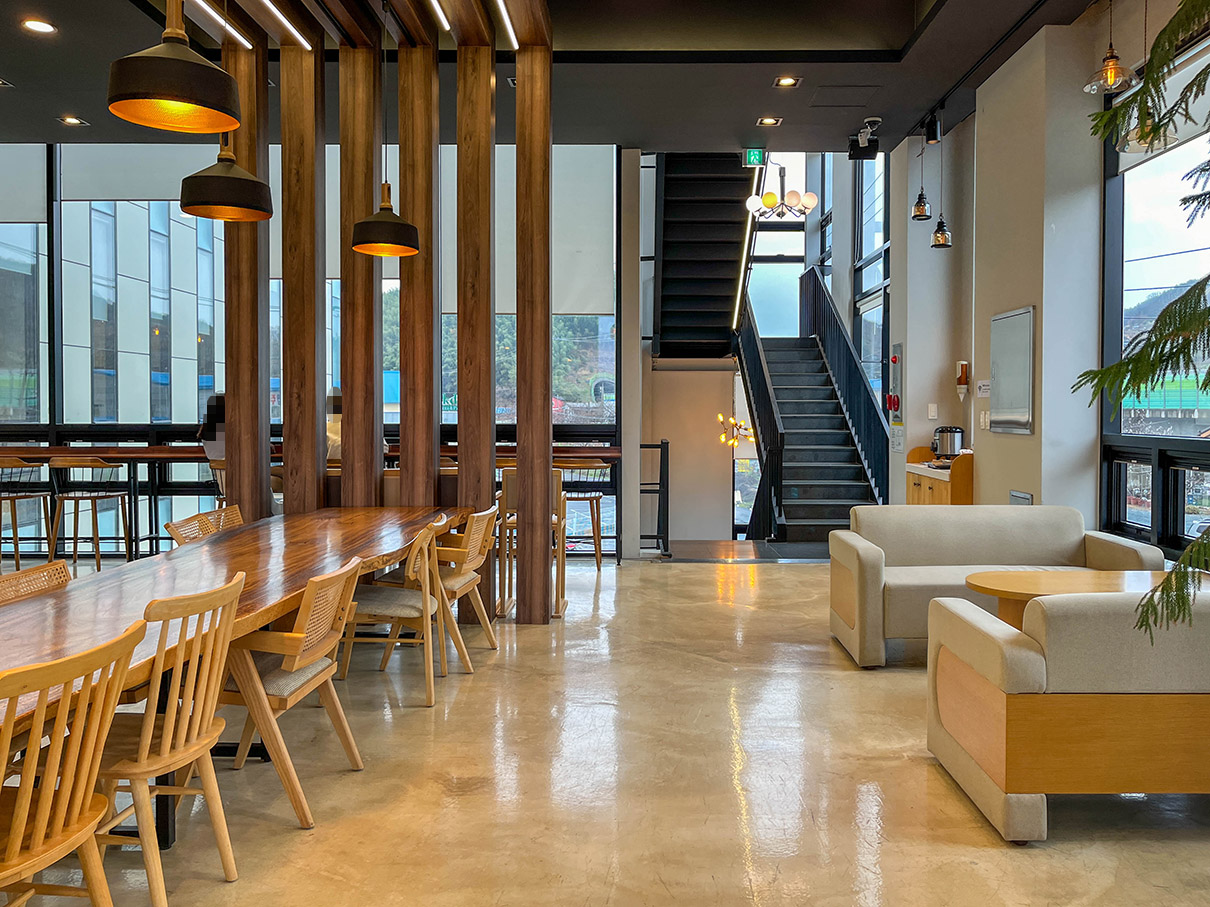 어셈블커피로스터즈 2층