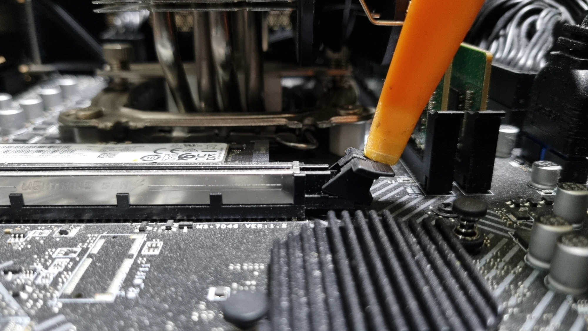 그래픽카드 고정 장치 해제 모습