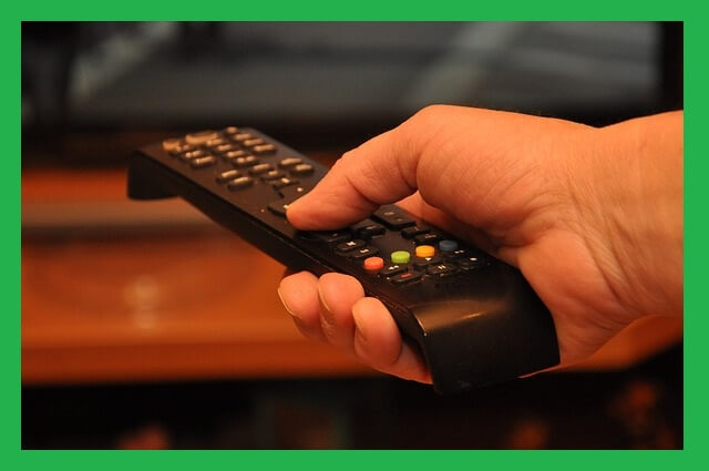 리모컨-누르는-손