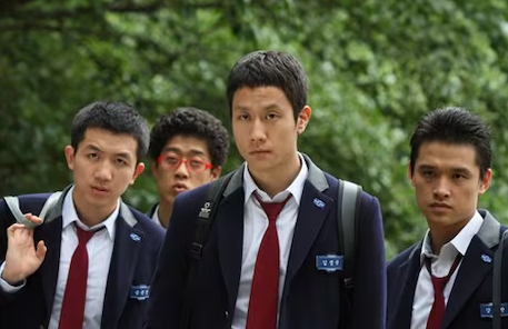 영화 속 주인공이 입학 후 친구들을 사귀어서 무리지어서 다니는 모습