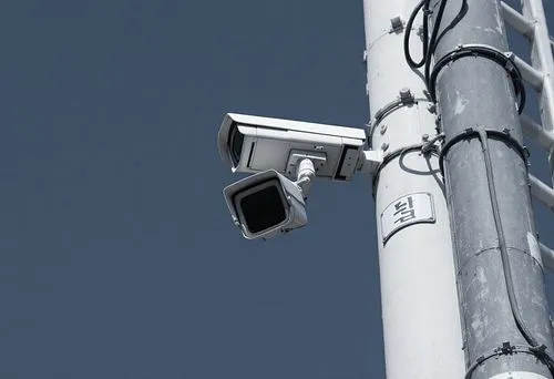 야간이나 비오는 날에는 가시성이 낮아