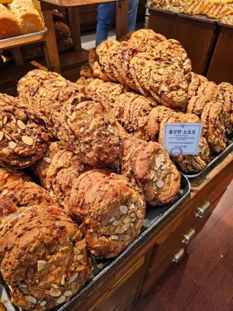 성심당 빵 추천 망고시루가 아닌 망고롤 맛은 어떨까_6