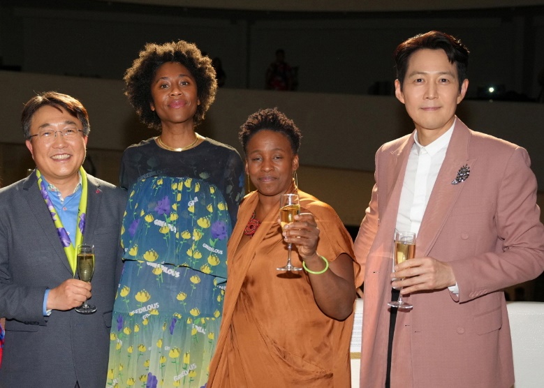 LG 구겐하임 어워드 1회 수상자는 스테파니 딘킨스