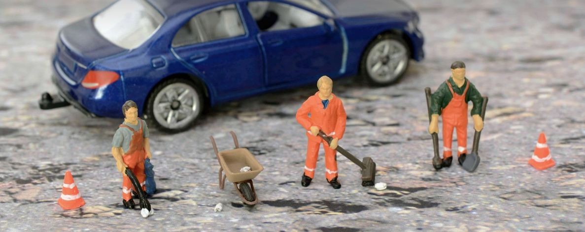 공사중인 3명이 있는 사진