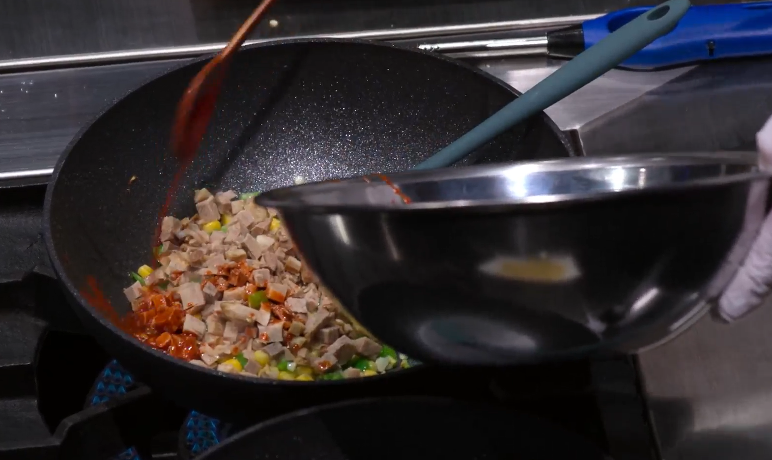 옥수수콘과-청양고추-족발을-함께-넣고-볶다가-라면스프-육수를-넣는다