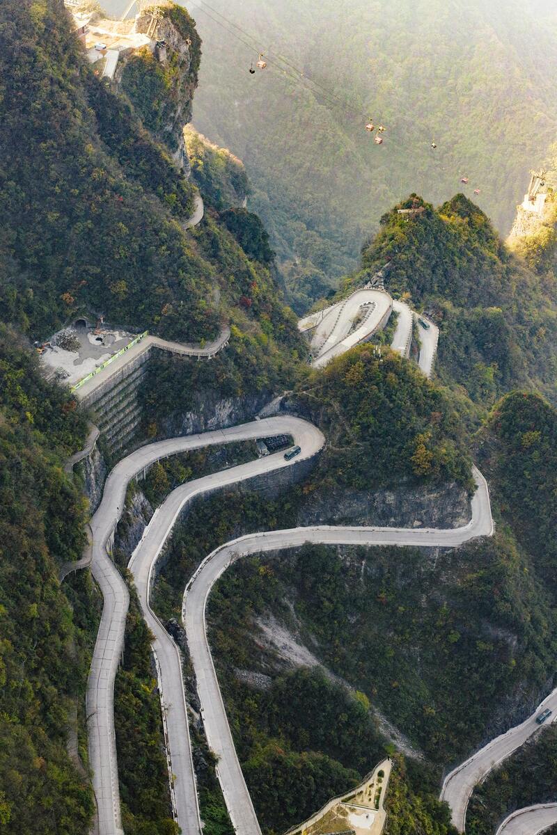 구불구불한 천문산 99굽이 도로를 따라 펼쳐지는 장가계의 역동적인 산악 도로 전경