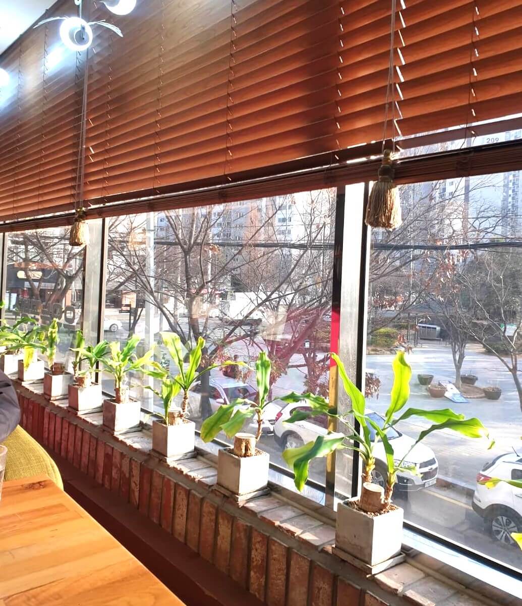 장미공원 뷰 창가자리