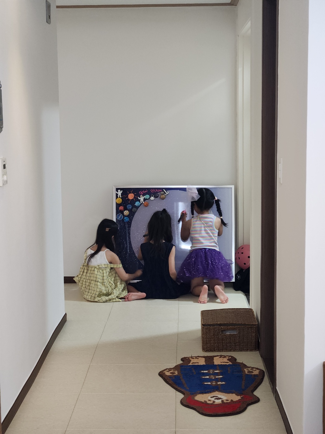 영어유치원 반 친구가 집에서 태양계 그림을 그리며 함께 노는 모습