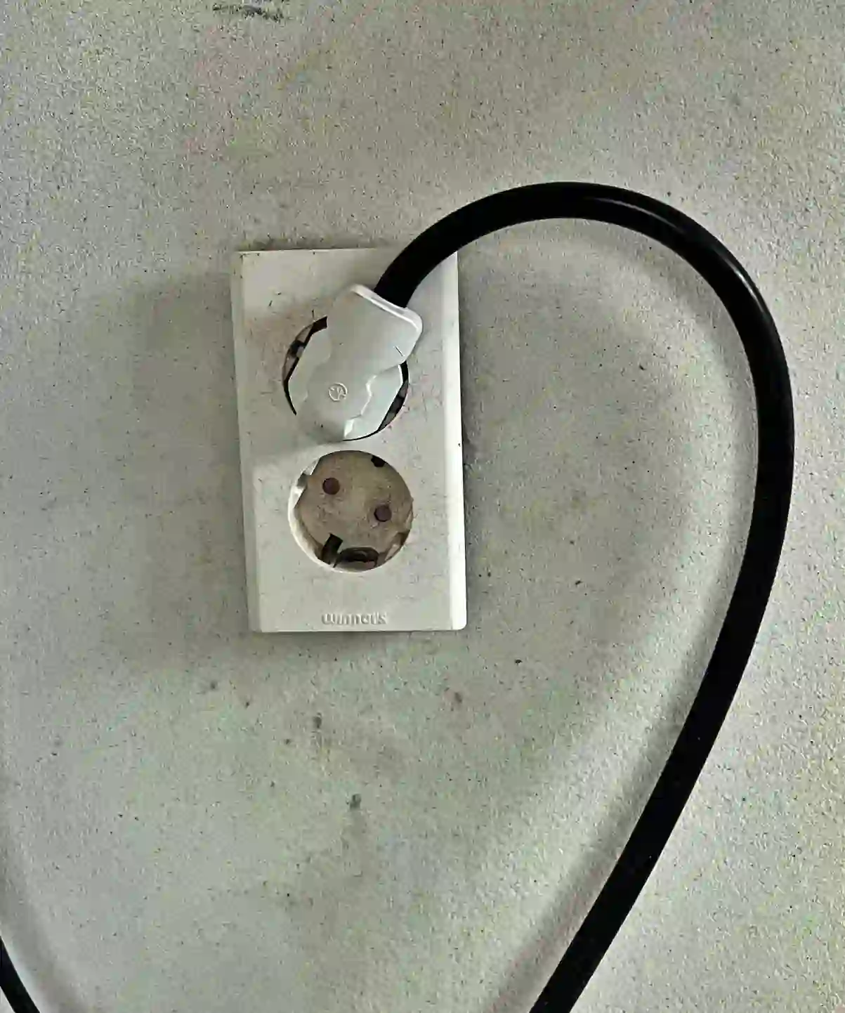 다양한 자가 조치 방법을 적용해보았지만, 사진처럼 전원 코드를 반대로 체결했을 때 CH05가 해결이 되었습니다.