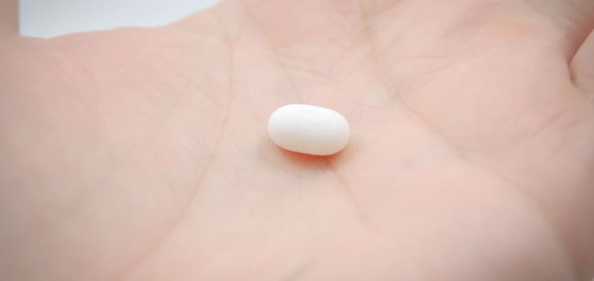 손바닥 위에 올려져 있는 알약