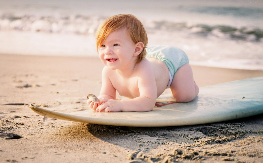 해변에서 놀고있는 아기