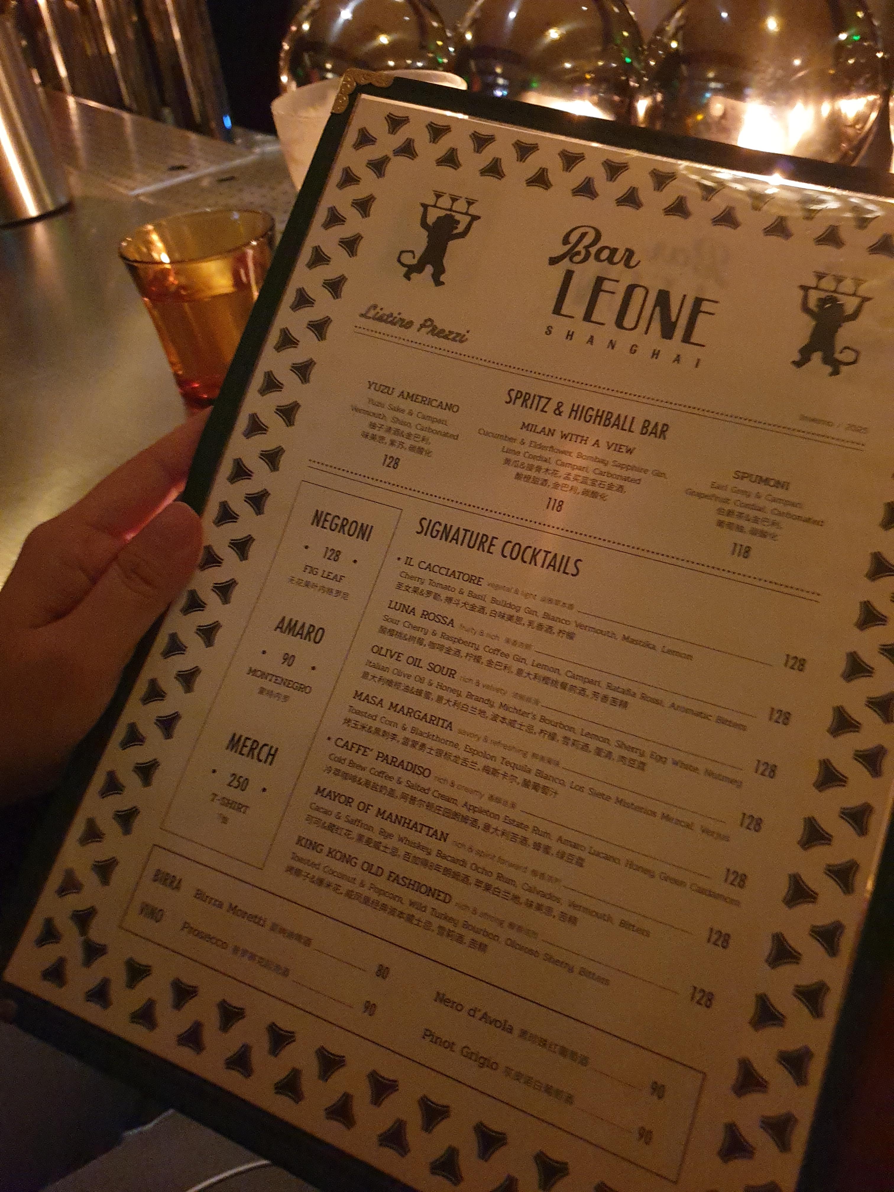 칵테일 메뉴판: 크게 SPRITZ &amp; HIGHBALL BAR, SIGNATURE COCKTAILS, 클래식 섹션, 그리고 맥주 &amp; 와인으로 구분