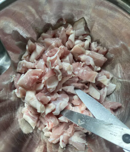 닭다리살 자르기