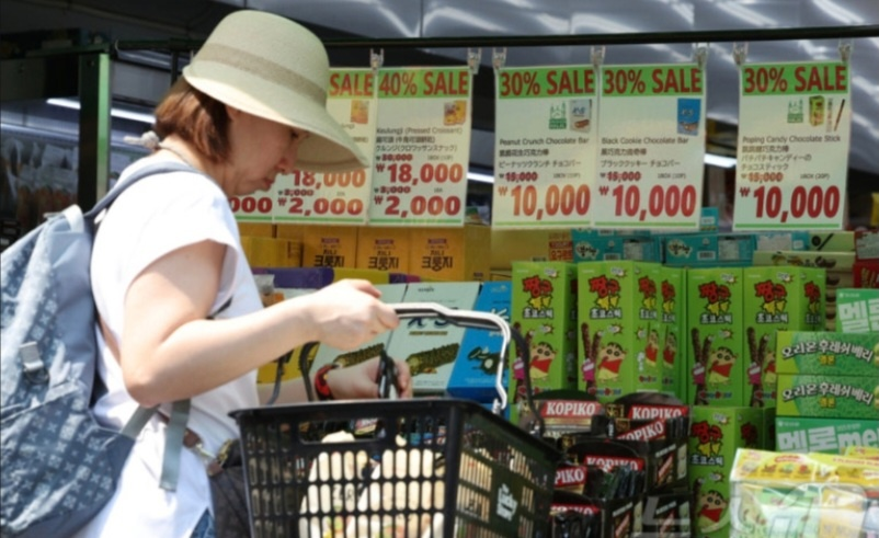 매장안에쓰여진 가공식품 할인 홍보이미지
