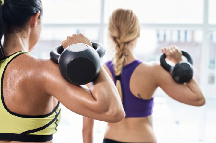 alt="근력운동과 기초대사량 증가 관계를 나타낸 이미지"