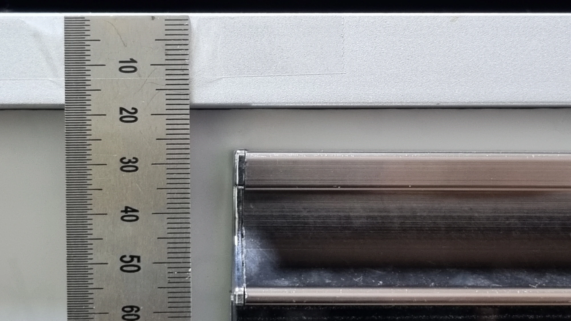 경첩 볼트 조절 모습