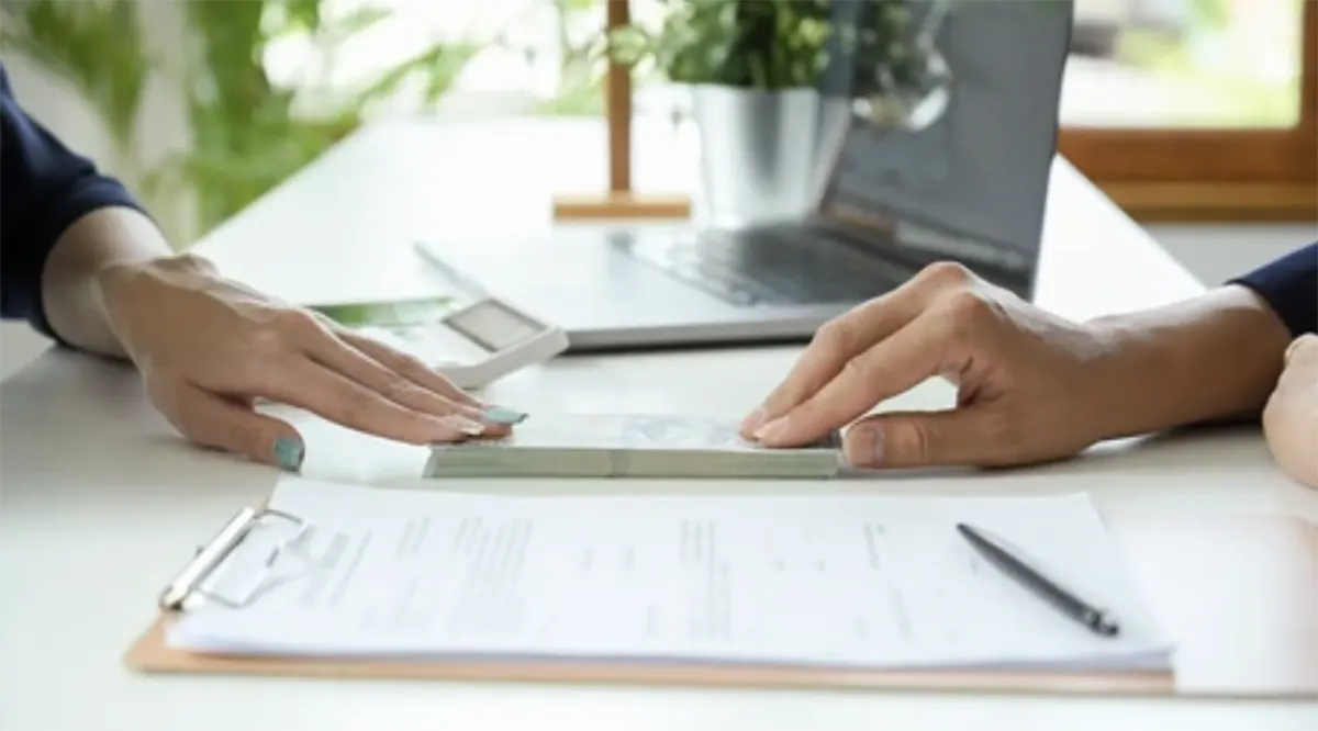 부동산-전월세-계약하는-사람-돈-계약서