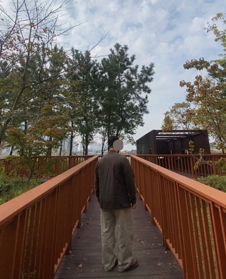 데일리룩('25. 10. 31.)다람 DARAM 빈티지 왁스자켓 카키, 어커버 오버핏 티셔츠, 무신사 무신사스탠다드 가먼트 다잉 와이드 데님 팬츠, 레드윙 아이언레인저 앰버하니스