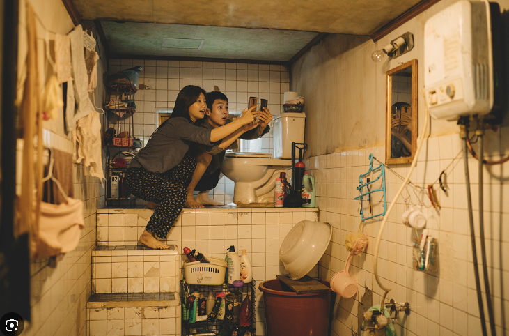 기생충 영화 장면중 한장면 빈곤층 집의 화장실 모습