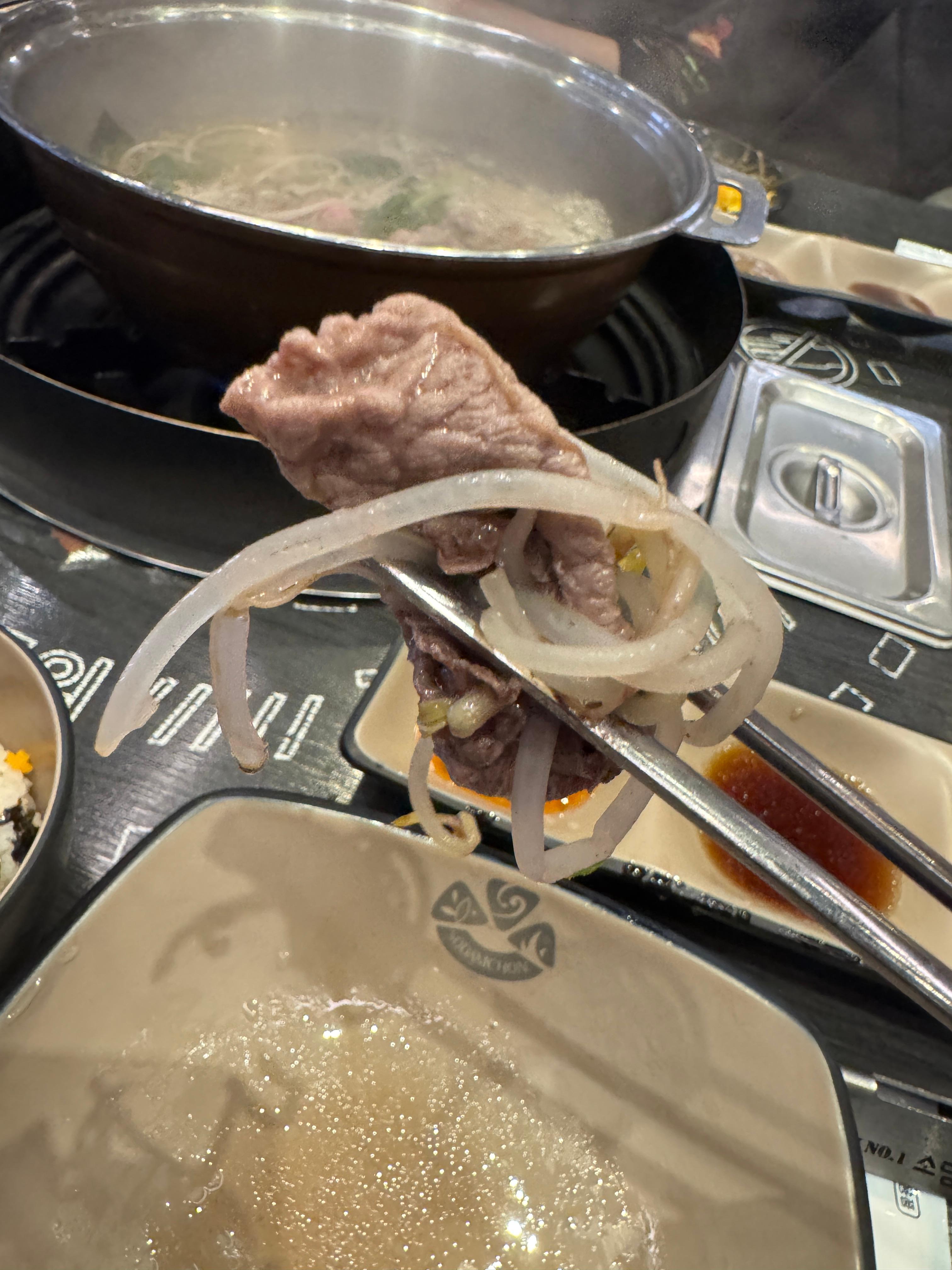 소담촌 김포한강신도시점 샤브샤브, 얇게 썬 소고기와 숙주를 함께 익힌 장면