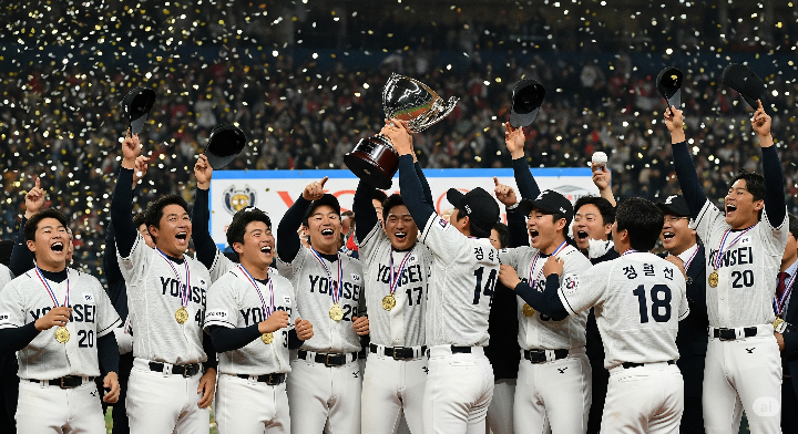 31년 만의 우승 환희를 만끽하는 연세대학교 야구부 선수들.