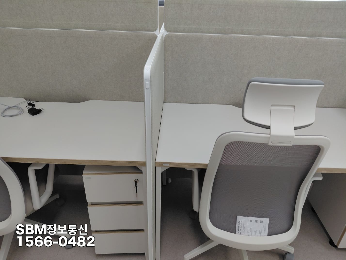사무실 랜선공사와 통신 세팅이 모두 완료되어 즉각적인 업무 투입이 가능한 쾌적하고 안전한 사무실 데스크 환경입니다.