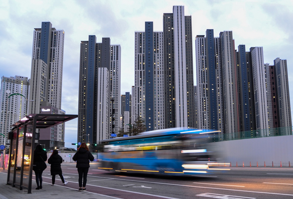 언젠가는 온다는 믿음으로, 버스정류장에서